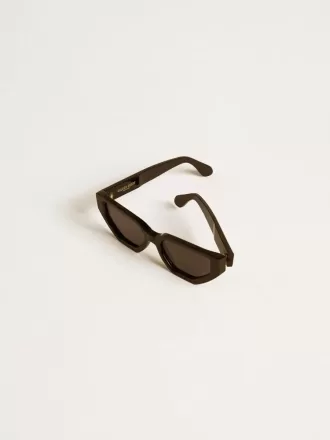 Gafas de sol de estilo rectangular con montura y lentes negras