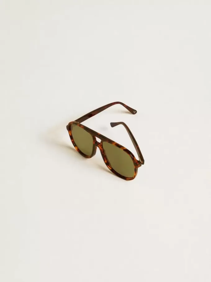 Gafas de sol estilo aviador con montura de carey y lentes verdes