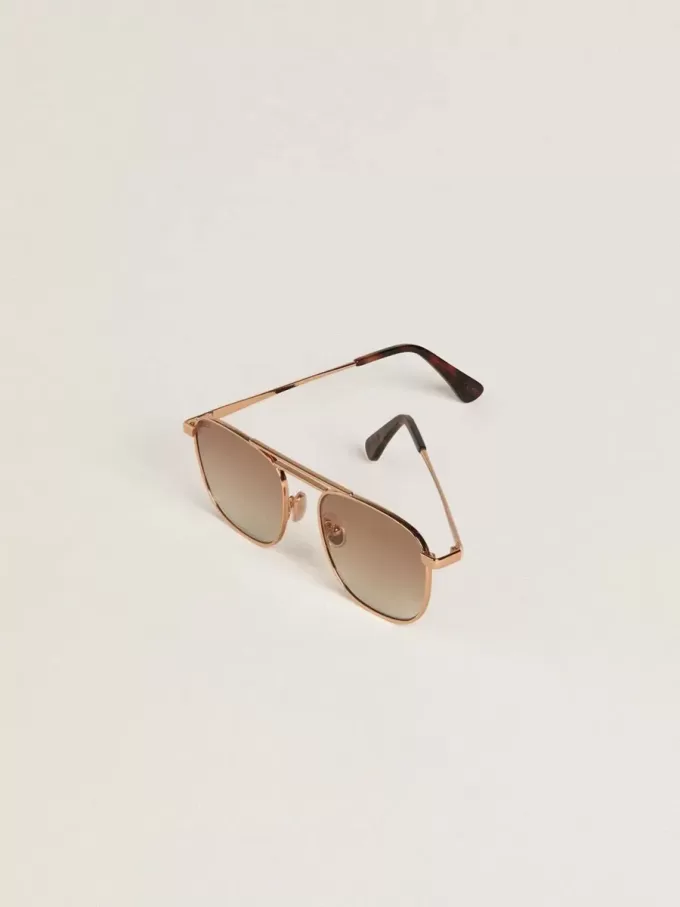 Gafas de sol estilo aviador con montura dorada y lentes beige Gafas de sol estilo aviador con montura dorada y lentes beige