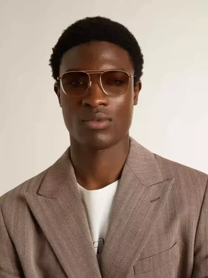 Gafas de sol estilo aviador con montura dorada y lentes beige Gafas de sol estilo aviador con montura dorada y lentes beige