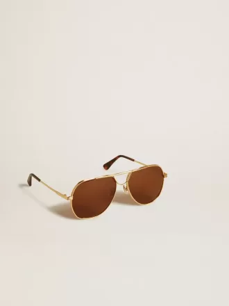 Gafas de sol estilo aviador con montura dorada y lentes marrones