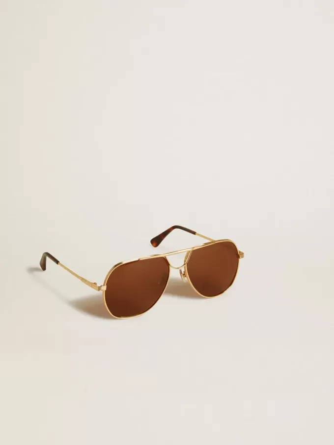 Gafas de sol estilo aviador con montura dorada y lentes marrones Gafas de sol estilo aviador con montura dorada y lentes marrones