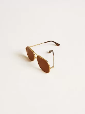 Gafas de sol estilo aviador con montura dorada y lentes marrones