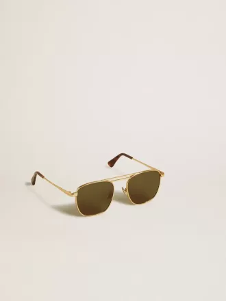 Gafas de sol estilo aviador con montura dorada y lentes verdes