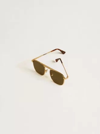 Gafas de sol estilo aviador con montura dorada y lentes verdes