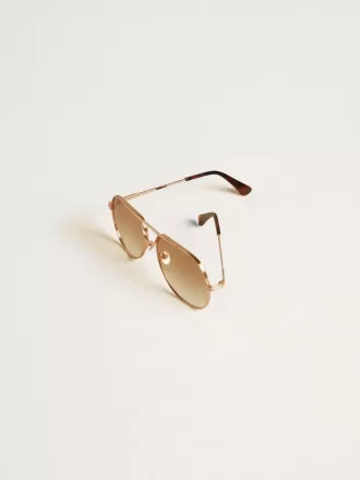 Gafas de sol estilo aviador con montura en oro rosa y lentes color miel