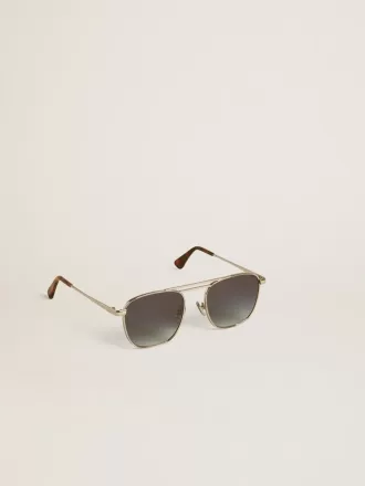 Gafas de sol estilo aviador con montura plateada y lentes azules