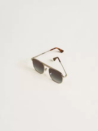 Gafas de sol estilo aviador con montura plateada y lentes azules