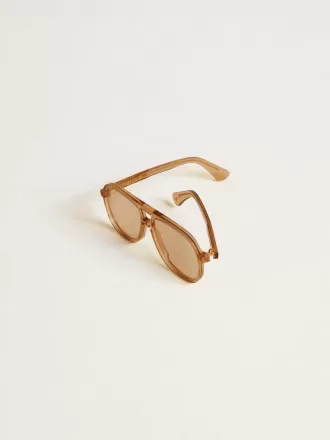 Gafas de sol estilo aviador con montura y lentes color miel