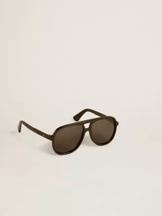 Gafas de sol estilo aviador con montura y lentes negras