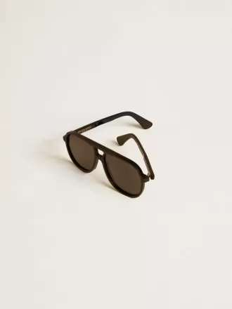 Gafas de sol estilo aviador con montura y lentes negras