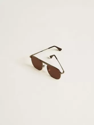 Gafas de sol estilo aviador con montura y lentes negras