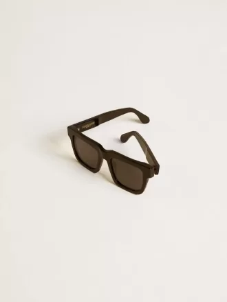 Gafas de sol Jamie de estilo cuadrado con montura negra y logotipo dorado