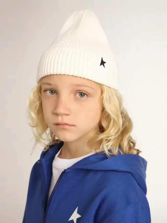 Gorro de algodón blanco roto con estrella negra en contraste Gorro de algodón blanco roto con estrella negra en contraste