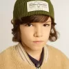 Gorro de algodón verde militar con etiqueta aplicada en la parte delantera
