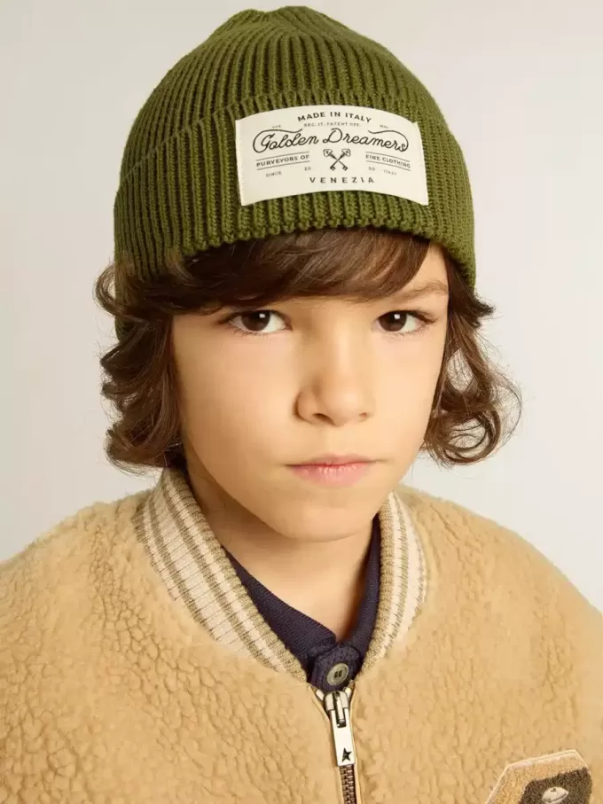 Gorro de algodón verde militar con etiqueta aplicada en la parte delantera
