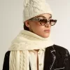 Gorro de lana blanco con bordado