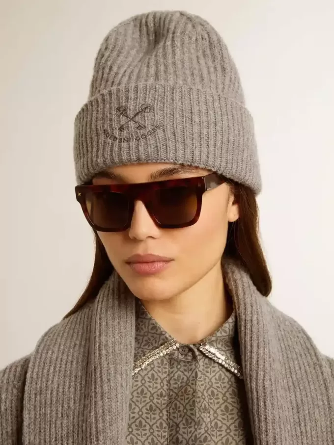 Gorro de lana gris acanalado Gorro de lana gris acanalado