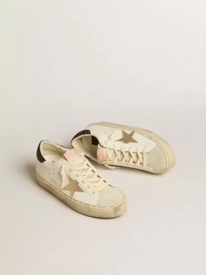 Hi Star con estrella de cuero metalizado platino y lengüeta con purpurina en el talón Hi Star con estrella de cuero metalizado platino y lengüeta con purpurina en el talón
