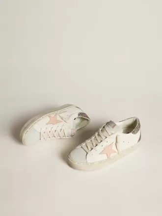 Hi Star en napa blanca con estrella de piel rosa y lengüeta con purpurina en el talón