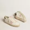 Hi Star en piel blanca con estrella de ante rosa y lengüeta del talón con purpurina rosa Hi Star en piel blanca con estrella de ante rosa y lengüeta del talón con purpurina rosa