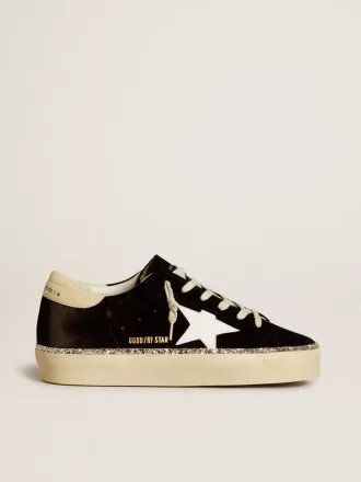Hi Star en terciopelo negro con estrella de cuero blanco y lengüeta de ante en el talón