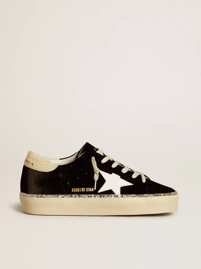 Hi Star en terciopelo negro con estrella de cuero blanco y lengüeta de ante en el talón Hi Star en terciopelo negro con estrella de cuero blanco y lengüeta de ante en el talón