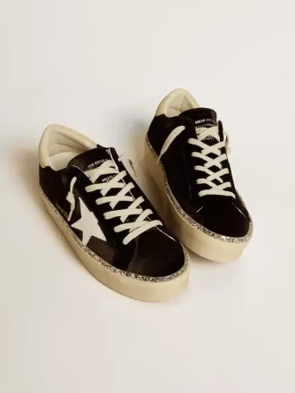 Hi Star en terciopelo negro con estrella de cuero blanco y lengüeta de ante en el talón