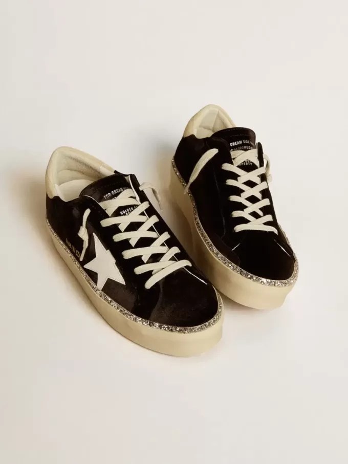 Hi Star en terciopelo negro con estrella de cuero blanco y lengüeta de ante en el talón Hi Star en terciopelo negro con estrella de cuero blanco y lengüeta de ante en el talón