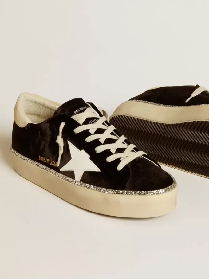 Hi Star en terciopelo negro con estrella de cuero blanco y lengüeta de ante en el talón Hi Star en terciopelo negro con estrella de cuero blanco y lengüeta de ante en el talón