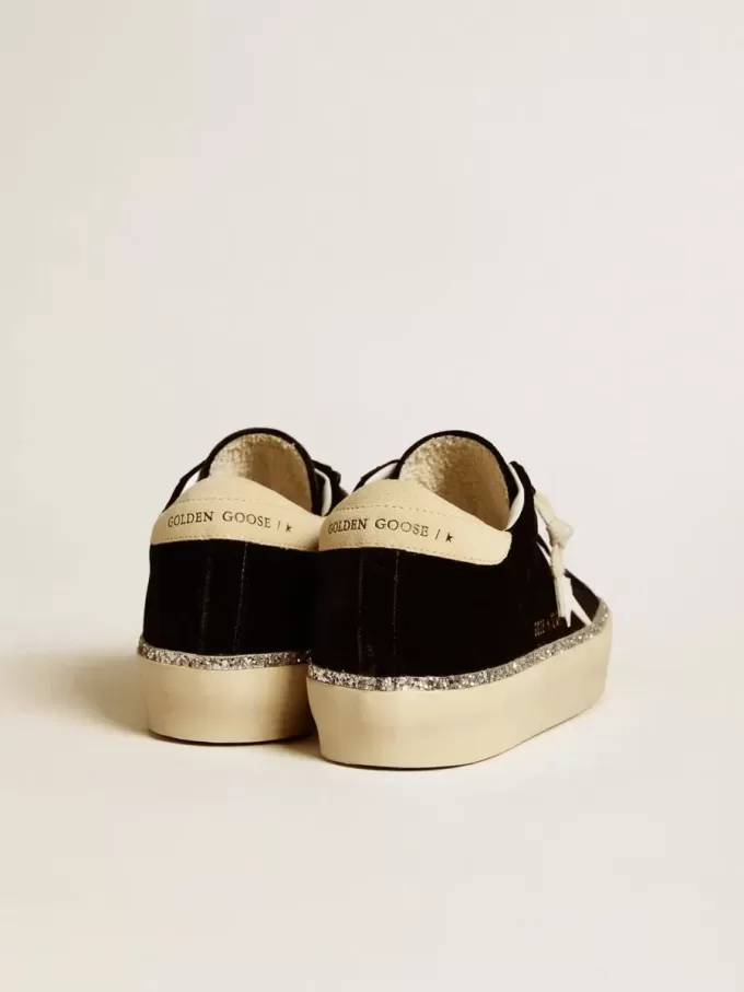 Hi Star en terciopelo negro con estrella de cuero blanco y lengüeta de ante en el talón Hi Star en terciopelo negro con estrella de cuero blanco y lengüeta de ante en el talón