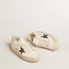 Hi Star LTD con estrella negra y dorada brillante y lengüeta dorada en el talón Hi Star LTD con estrella negra y dorada brillante y lengüeta dorada en el talón