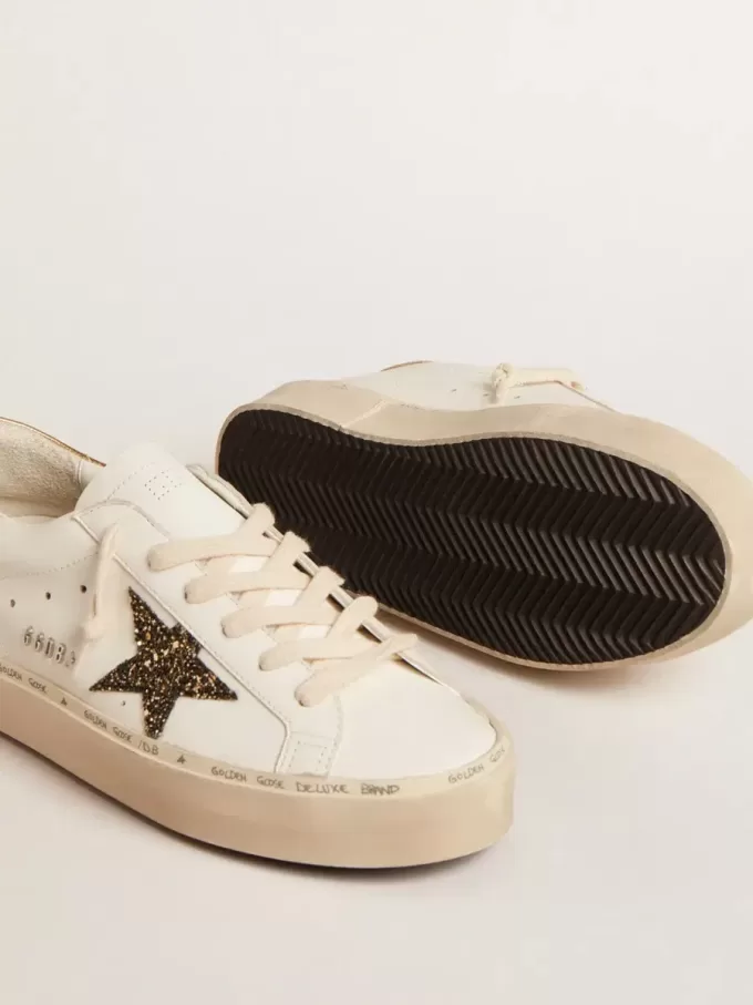 Hi Star LTD con estrella negra y dorada brillante y lengüeta dorada en el talón Hi Star LTD con estrella negra y dorada brillante y lengüeta dorada en el talón