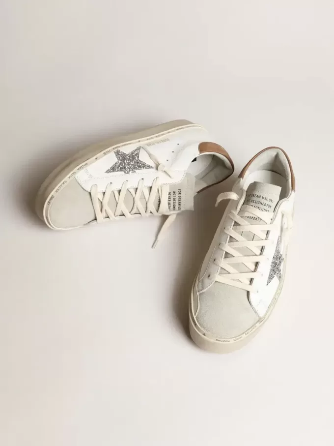 Hi Star para mujer con estrella plateada brillante y lengüeta del talón en nubuck gris paloma Hi Star para mujer con estrella plateada brillante y lengüeta del talón en nubuck gris paloma