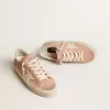 Hi Star para mujer en ante rosa con estrella color crema y lengüeta del talón en piel plateada Hi Star para mujer en ante rosa con estrella color crema y lengüeta del talón en piel plateada
