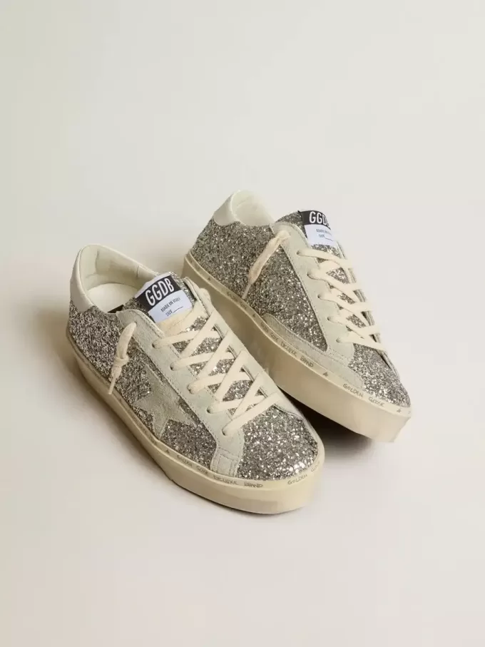 Hi Star para mujer en plata brillante con estrella de ante y lengüeta blanca en el talón Hi Star para mujer en plata brillante con estrella de ante y lengüeta blanca en el talón