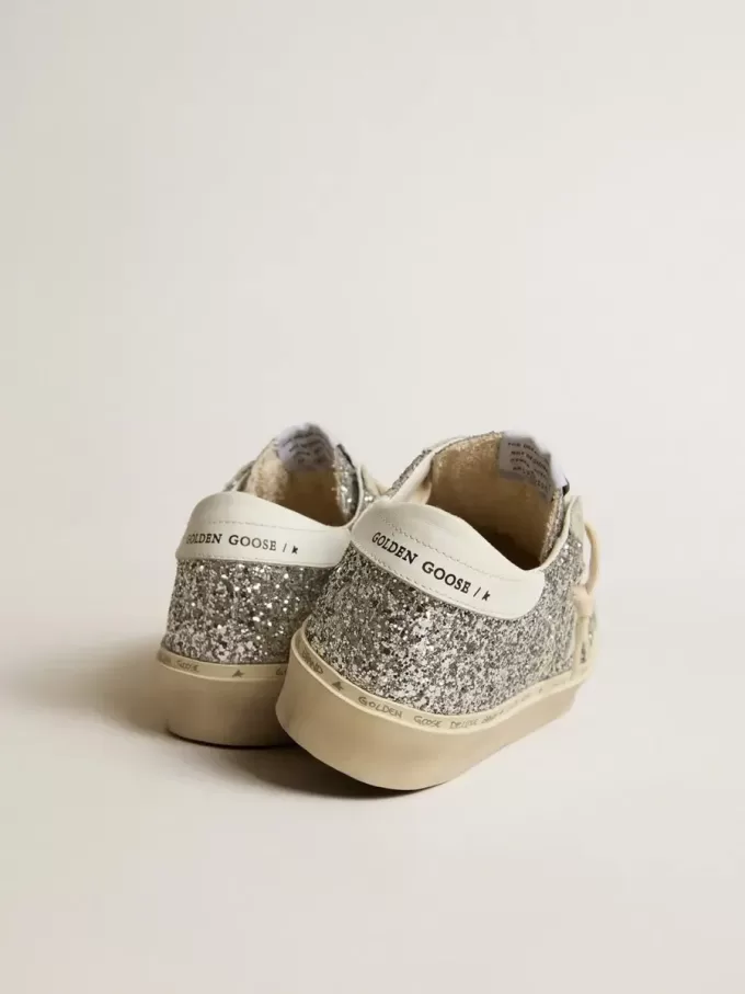 Hi Star para mujer en plata brillante con estrella de ante y lengüeta blanca en el talón Hi Star para mujer en plata brillante con estrella de ante y lengüeta blanca en el talón