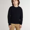 Jersey azul de cuello redondo para niño con las letras «Golden» en la espalda.