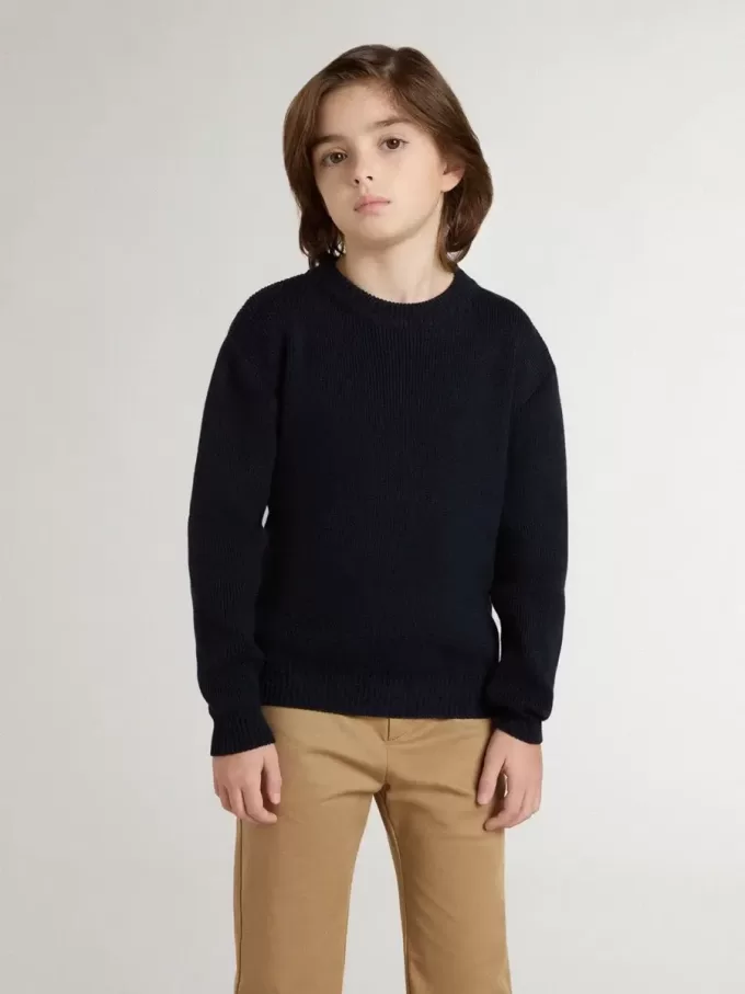 Jersey azul de cuello redondo para niño con las letras «Golden» en la espalda.