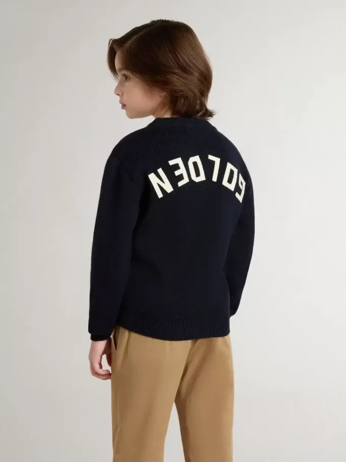 Jersey azul de cuello redondo para niño con las letras «Golden» en la espalda.