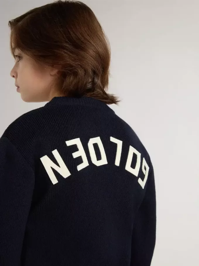 Jersey azul de cuello redondo para niño con las letras «Golden» en la espalda.