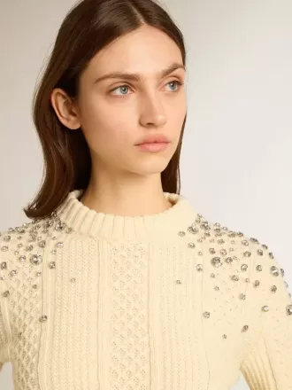 Jersey corto blanco desgastado para mujer con cristales decorativos
