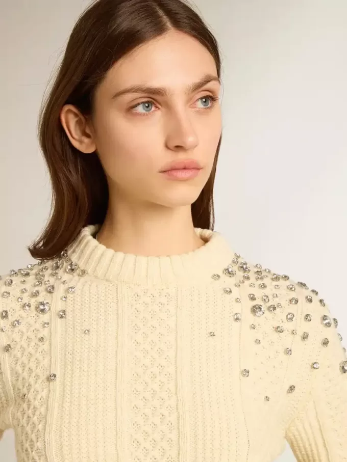 Jersey corto blanco desgastado para mujer con cristales decorativos Jersey corto blanco desgastado para mujer con cristales decorativos