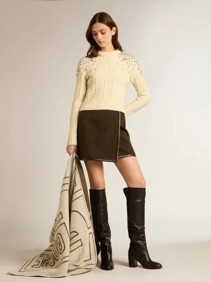 Jersey corto blanco desgastado para mujer con cristales decorativos Jersey corto blanco desgastado para mujer con cristales decorativos