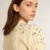 Jersey corto blanco desgastado para mujer con cristales decorativos Jersey corto blanco desgastado para mujer con cristales decorativos