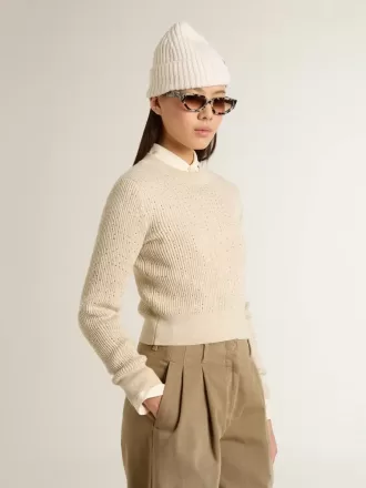 Jersey corto de cuello redondo en lana beige con cristales por toda la superficie