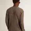 Jersey de color travertino para hombre con letras «Golden» en la espalda Jersey de color travertino para hombre con letras «Golden» en la espalda