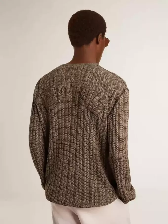 Jersey de color travertino para hombre con letras «Golden» en la espalda Jersey de color travertino para hombre con letras «Golden» en la espalda