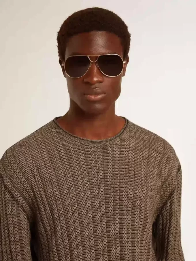 Jersey de color travertino para hombre con letras «Golden» en la espalda Jersey de color travertino para hombre con letras «Golden» en la espalda