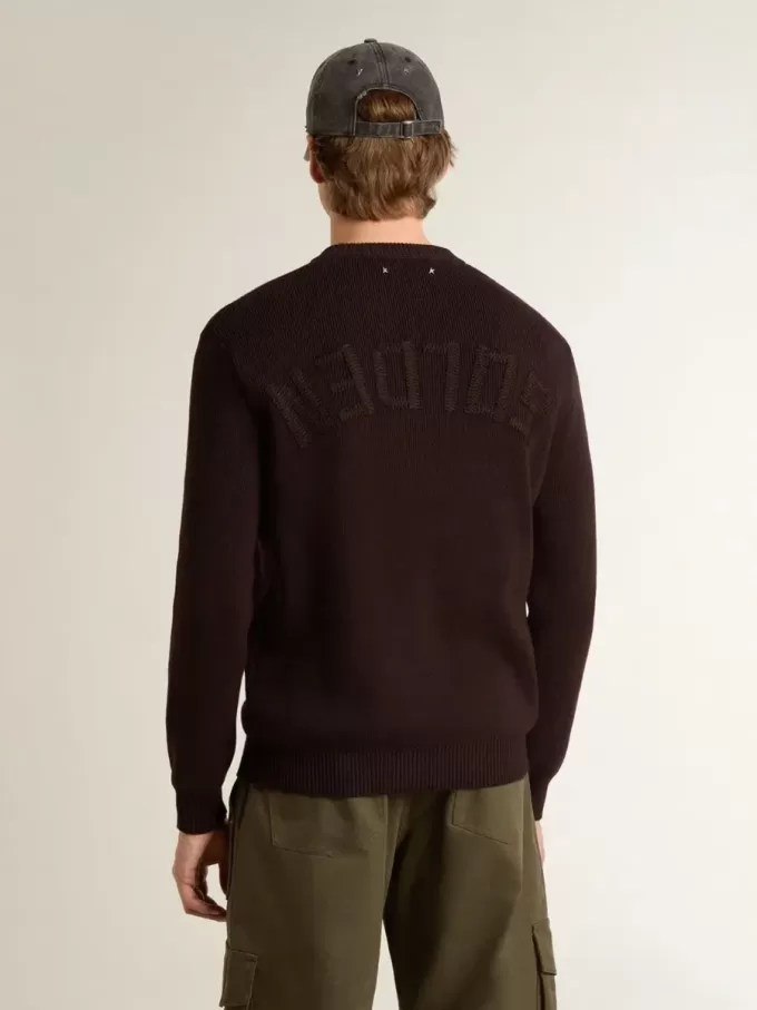 Jersey de cuello redondo marrón para hombre con las letras «Golden» en la espalda Jersey de cuello redondo marrón para hombre con las letras «Golden» en la espalda